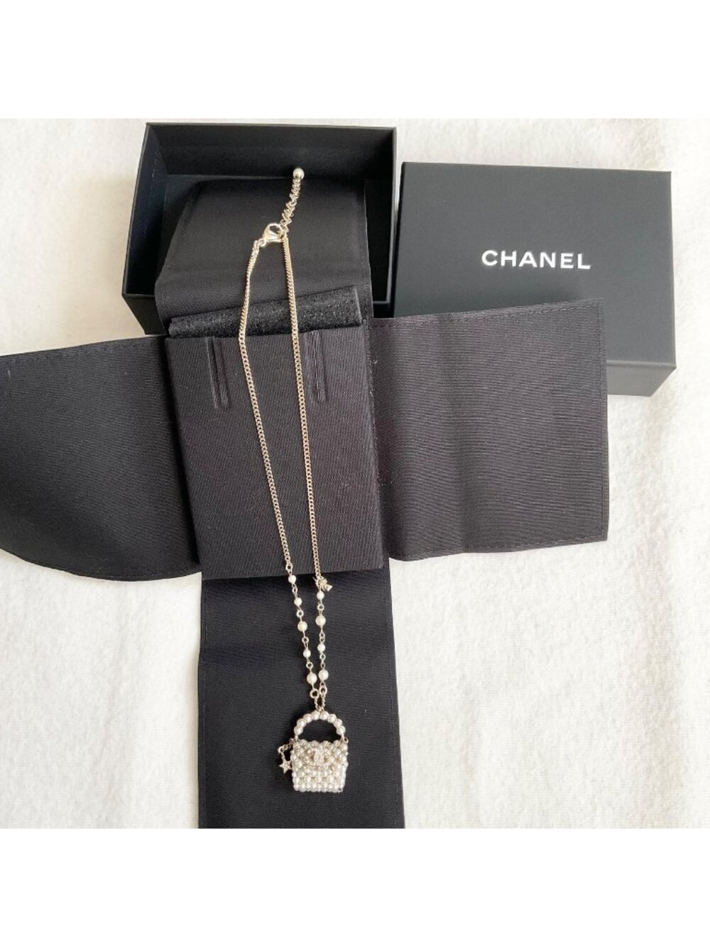 CUTE Chanel white faux pearl mini  purse bag star necklace golden chain